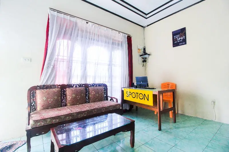 ホテル Spot On 2370 Berkah Homestay Syariah