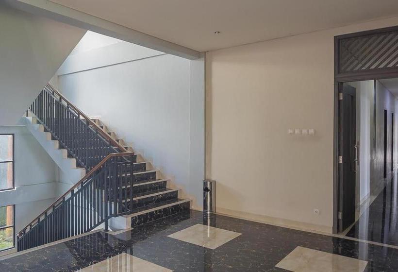 Otel Reddoorz Premium @ Fafa Hills Resort Puncak