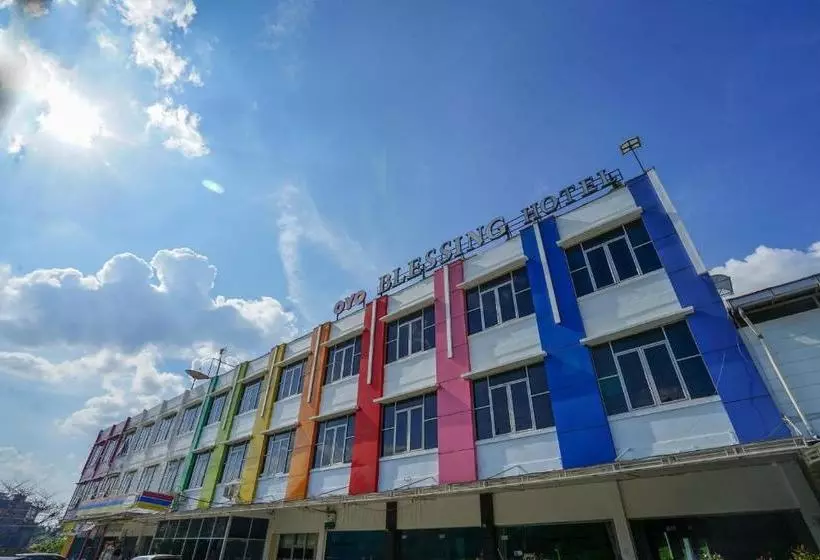 ホテル Reddoorz Plus @ Blessing  Palembang