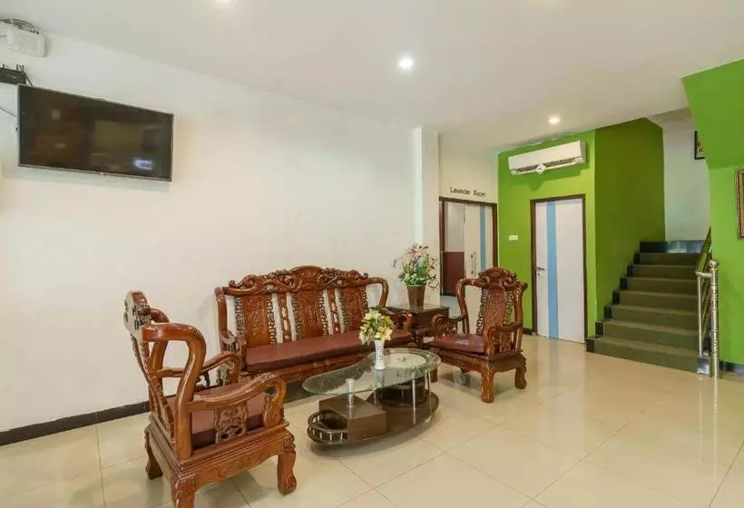 ホテル Reddoorz Plus @ Blessing  Palembang