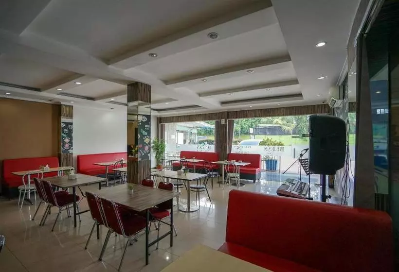 ホテル Reddoorz Plus @ Blessing  Palembang