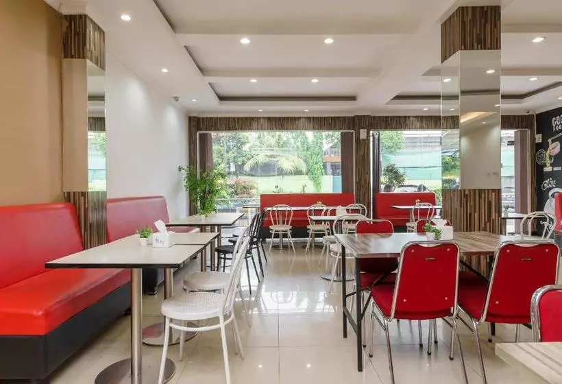ホテル Reddoorz Plus @ Blessing  Palembang