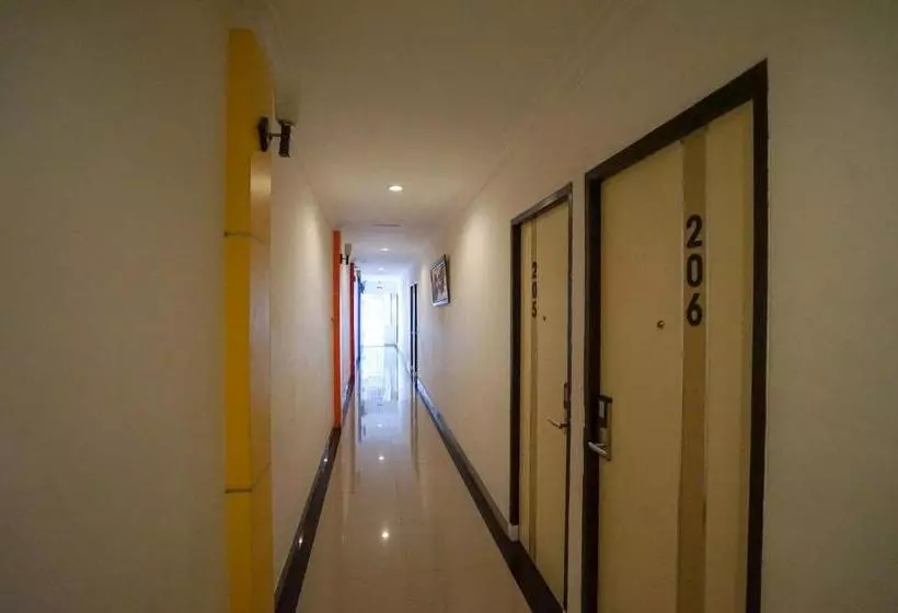 ホテル Reddoorz Plus @ Blessing  Palembang