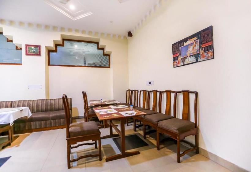 Отель Oyo 44011 Sahil