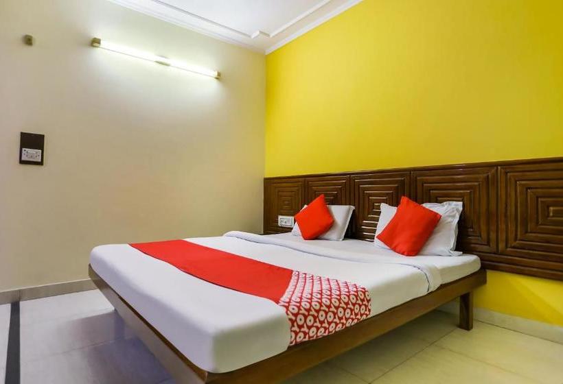 Отель Oyo 44011 Sahil