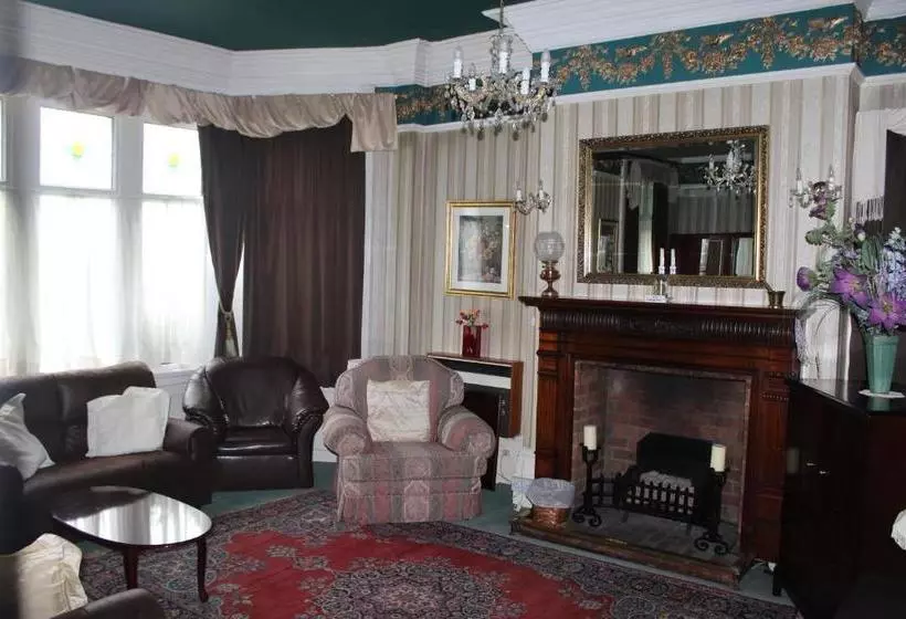 בית מלון כפרי The Knoll Guest House