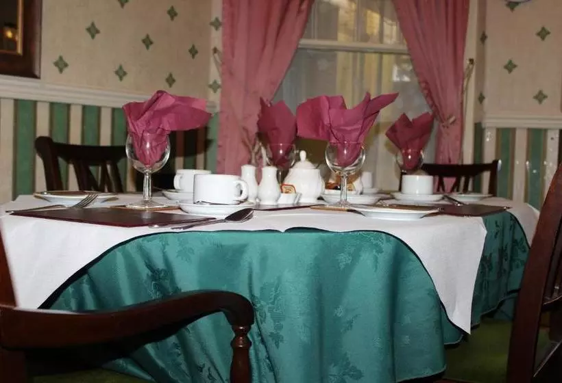 בית מלון כפרי The Knoll Guest House