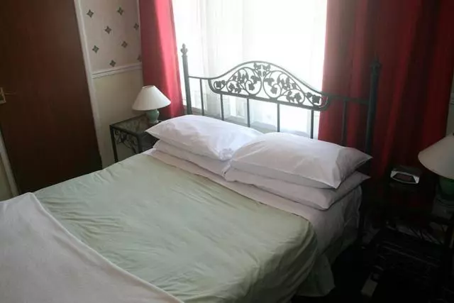 בית מלון כפרי The Knoll Guest House