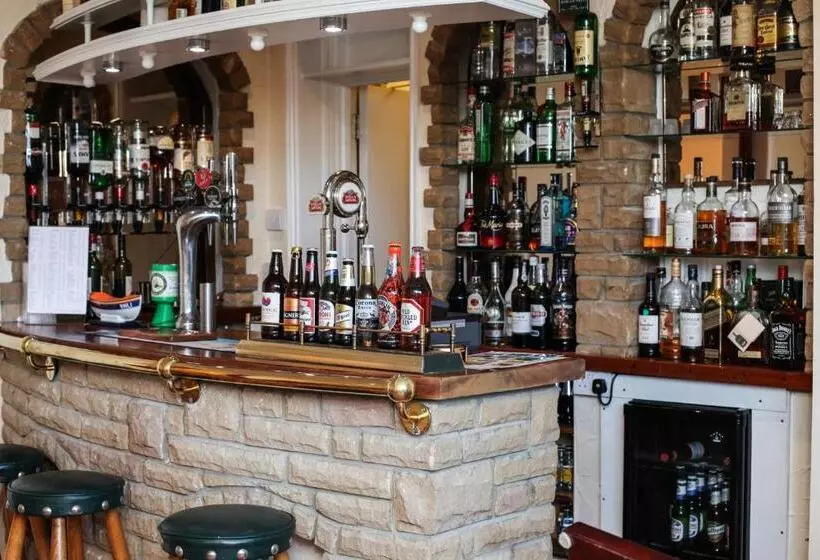 Отель The Seacliffe   Whitby