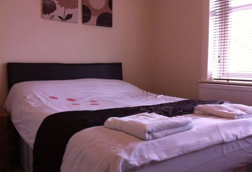 Hotel Three Bridges B & B  Gatwick