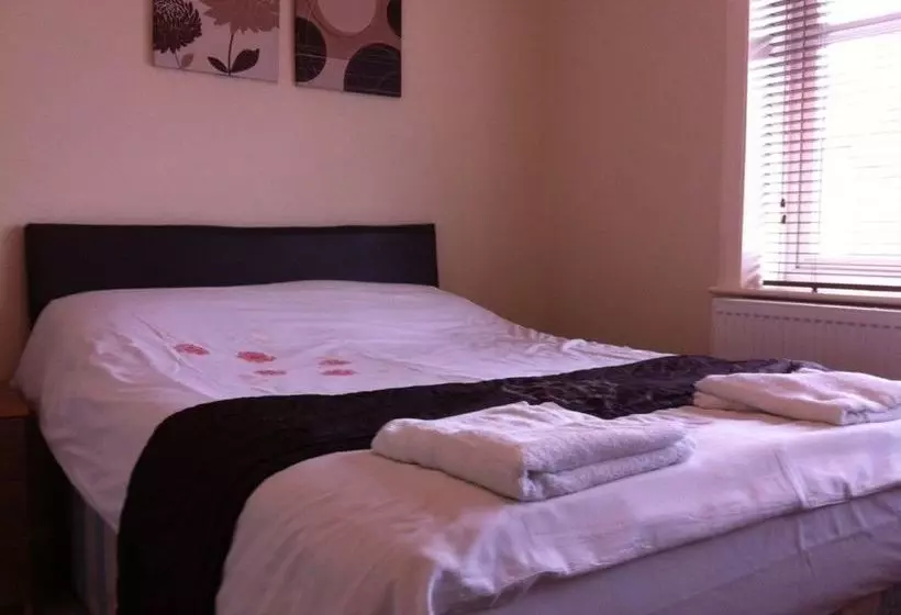 Hotell Three Bridges B & B  Gatwick