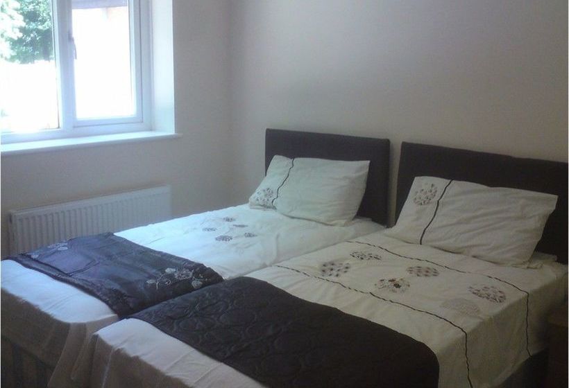 Hotel Three Bridges B & B  Gatwick