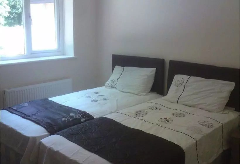 Hotell Three Bridges B & B  Gatwick