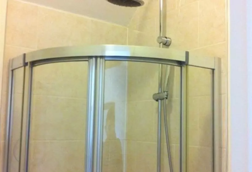 Hotell Three Bridges B & B  Gatwick