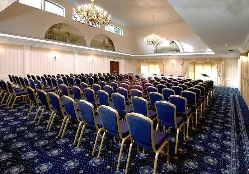 فندق Tre Ysgawen Hall & Spa