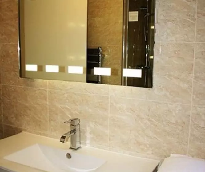 Ilfracombe House Hotel   Near Cliffs Pavilion