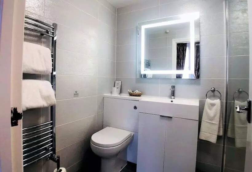 Ilfracombe House Hotel   Near Cliffs Pavilion