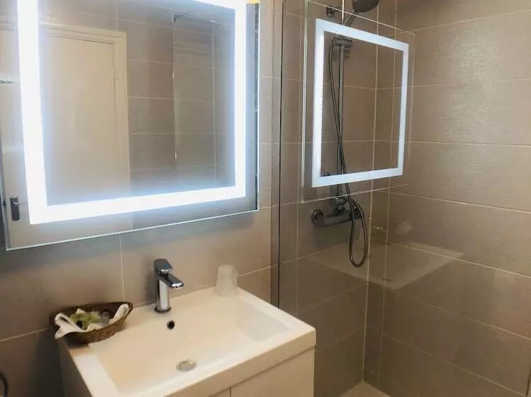 Ilfracombe House Hotel   Near Cliffs Pavilion