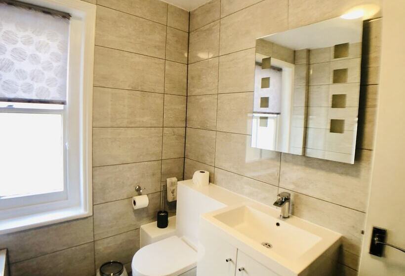 Ilfracombe House Hotel   Near Cliffs Pavilion