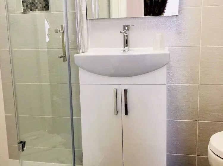 Ilfracombe House Hotel   Near Cliffs Pavilion