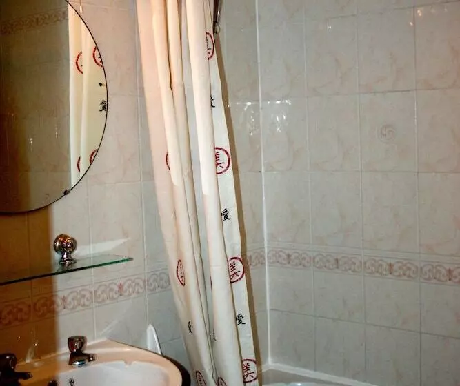 Ilfracombe House Hotel   Near Cliffs Pavilion