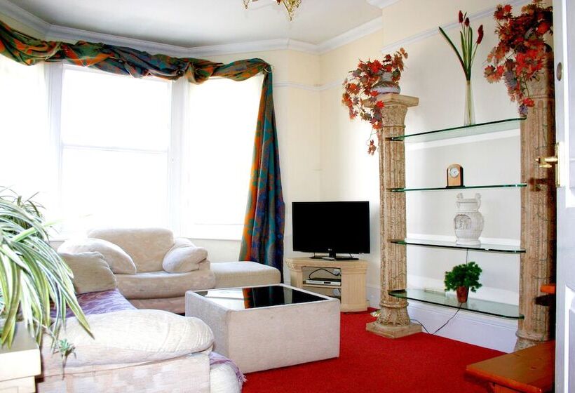 Ilfracombe House Hotel   Near Cliffs Pavilion