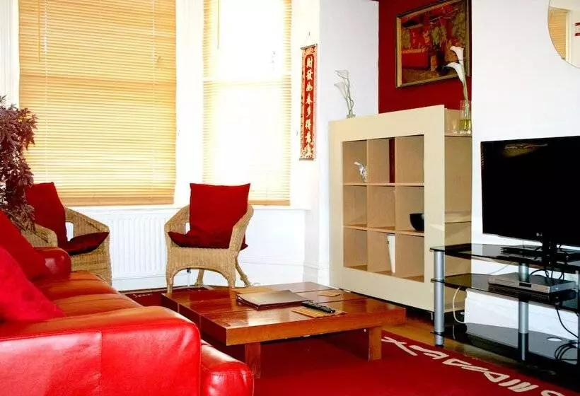 Ilfracombe House Hotel   Near Cliffs Pavilion