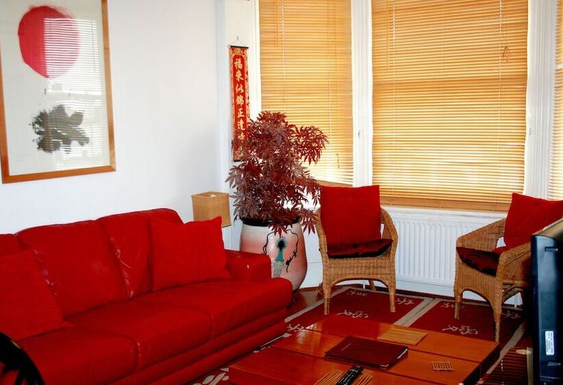 Ilfracombe House Hotel   Near Cliffs Pavilion