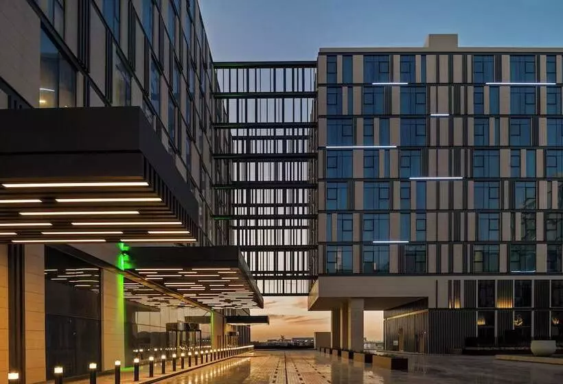 هتل Holiday Inn Dubai Al Maktoum Airport, An Ihg
