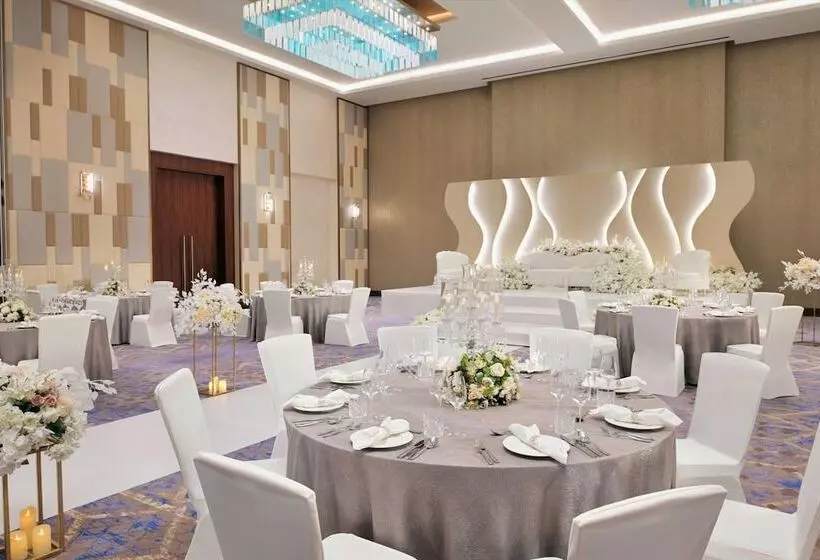 هتل Holiday Inn Dubai Al Maktoum Airport, An Ihg