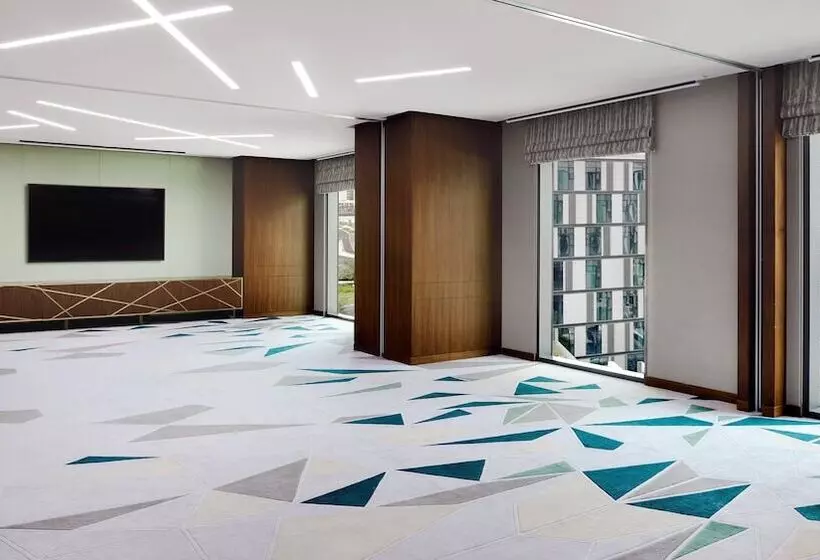 هتل Holiday Inn Dubai Al Maktoum Airport, An Ihg