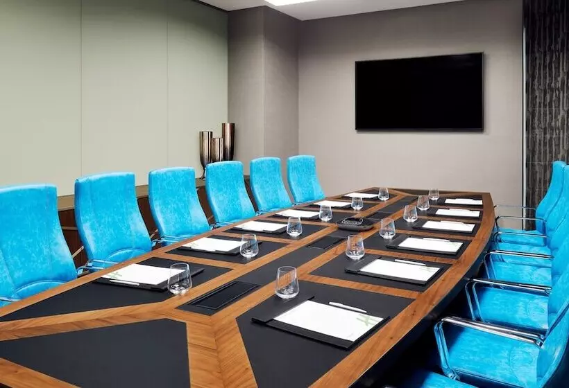 هتل Holiday Inn Dubai Al Maktoum Airport, An Ihg