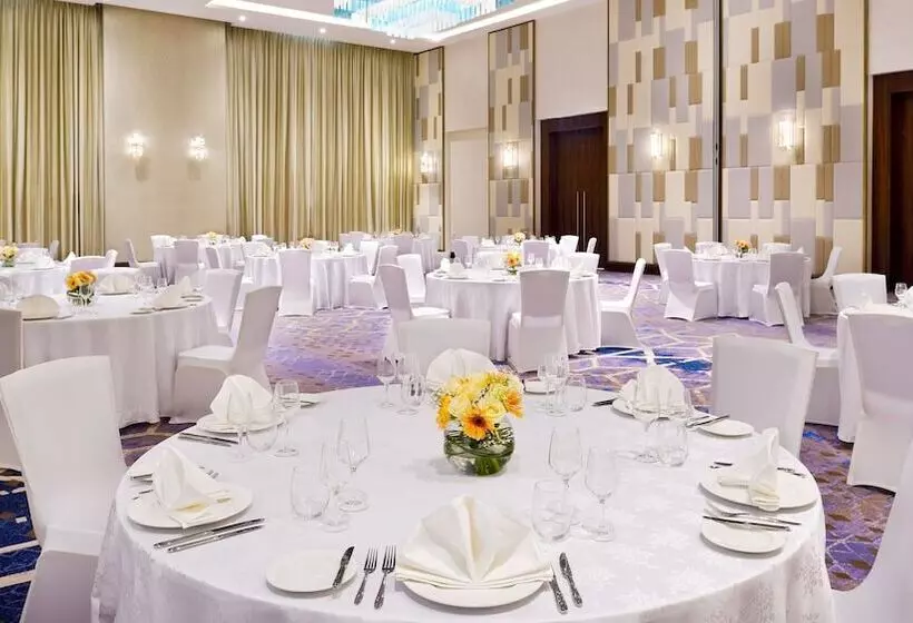 هتل Holiday Inn Dubai Al Maktoum Airport, An Ihg