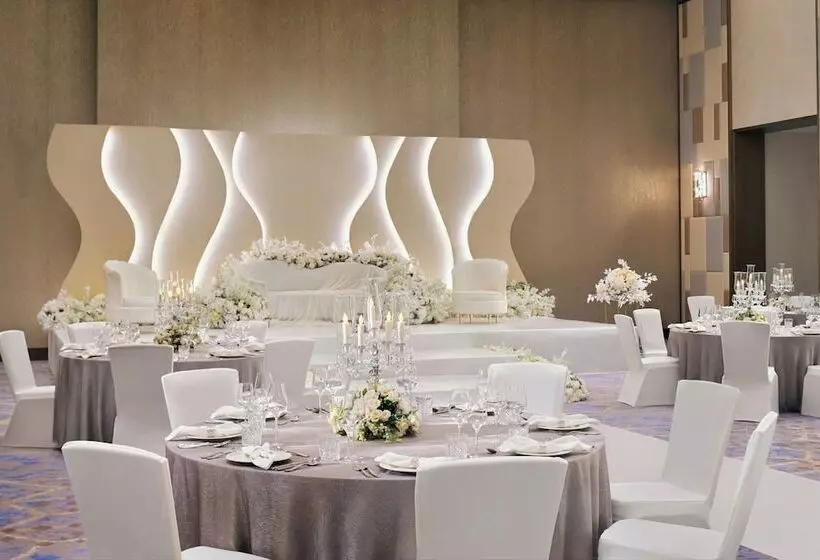 هتل Holiday Inn Dubai Al Maktoum Airport, An Ihg