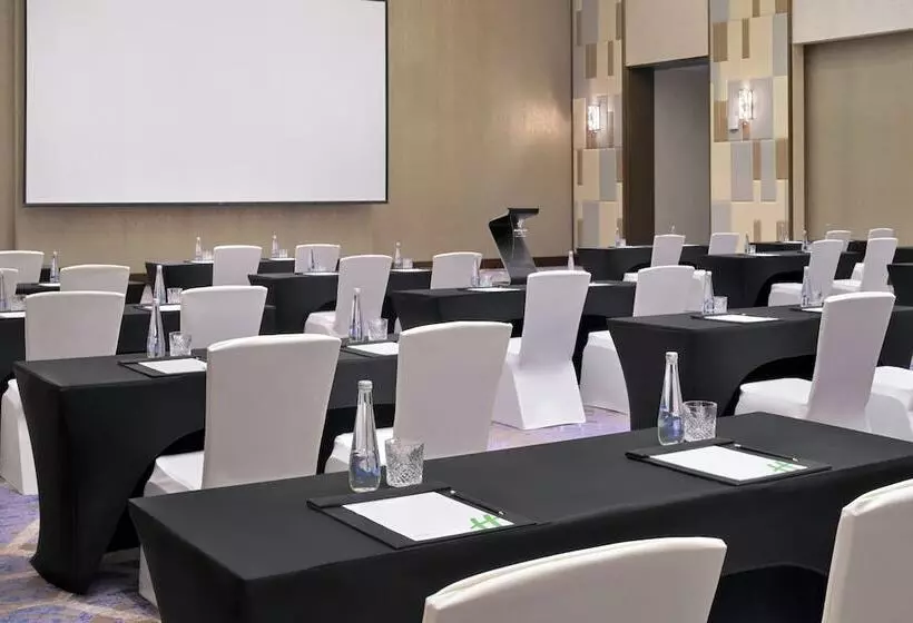 هتل Holiday Inn Dubai Al Maktoum Airport, An Ihg