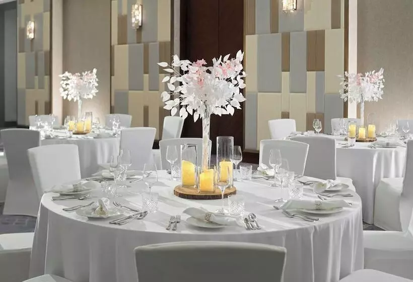 هتل Holiday Inn Dubai Al Maktoum Airport, An Ihg