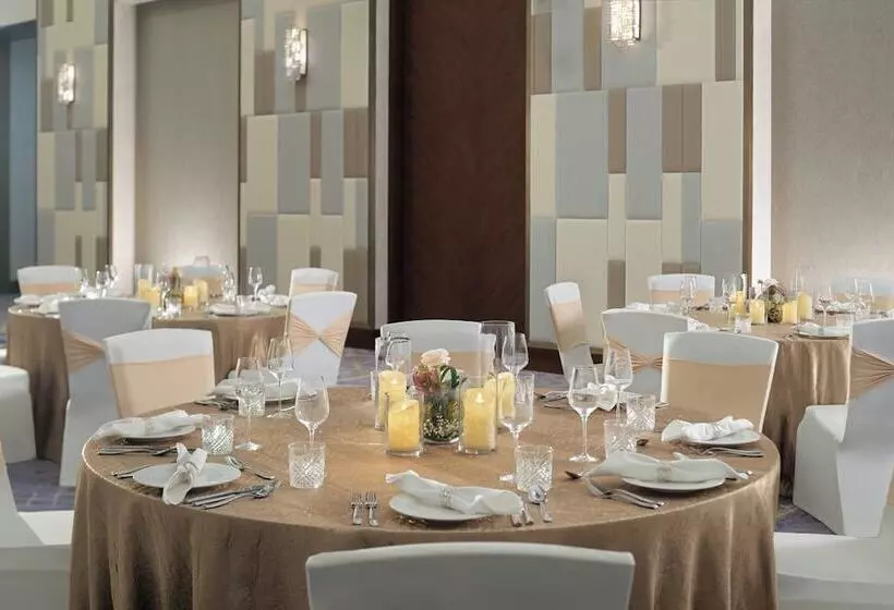هتل Holiday Inn Dubai Al Maktoum Airport, An Ihg