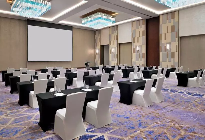 هتل Holiday Inn Dubai Al Maktoum Airport, An Ihg