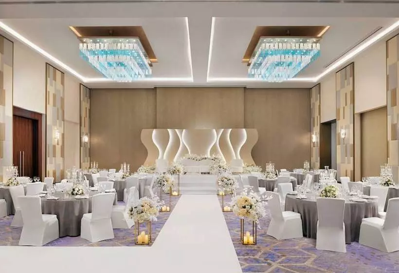 هتل Holiday Inn Dubai Al Maktoum Airport, An Ihg