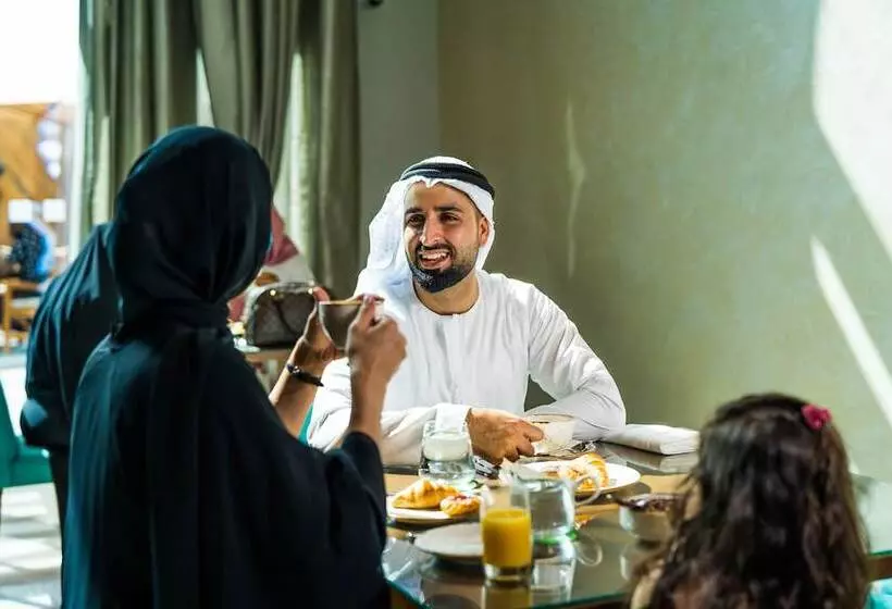هتل Holiday Inn Dubai Al Maktoum Airport, An Ihg