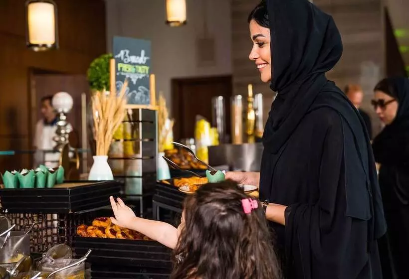 هتل Holiday Inn Dubai Al Maktoum Airport, An Ihg