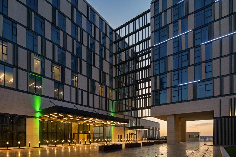 هتل Holiday Inn Dubai Al Maktoum Airport, An Ihg