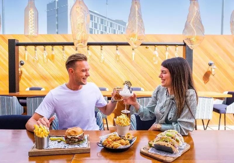 هتل Holiday Inn Dubai Al Maktoum Airport, An Ihg