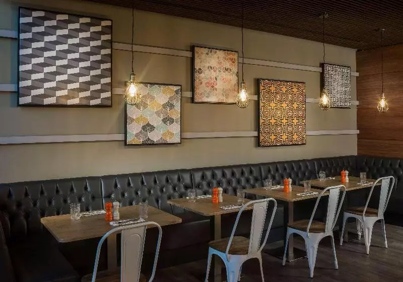 Hotelli Radisson Red  London Heathrow