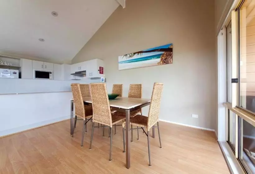 Moy At Nelson Bay, 2/30 Thurlow Avenue