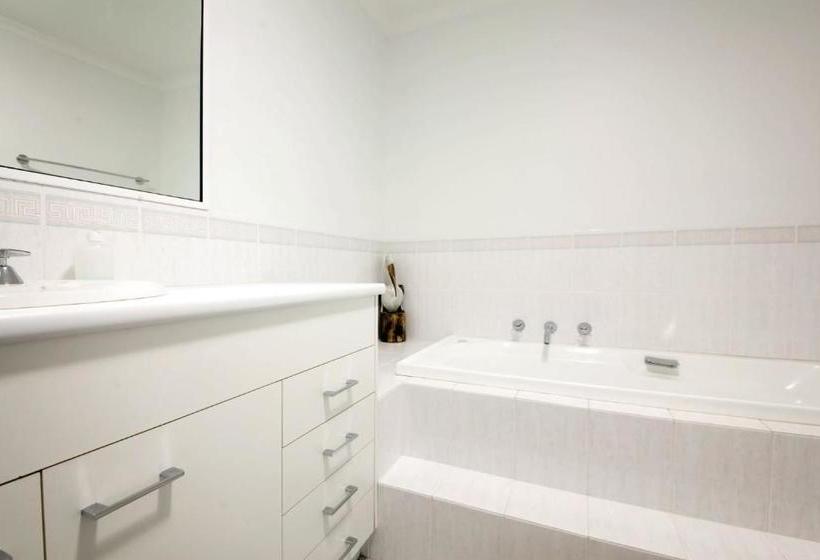 Moy At Nelson Bay, 2/30 Thurlow Avenue