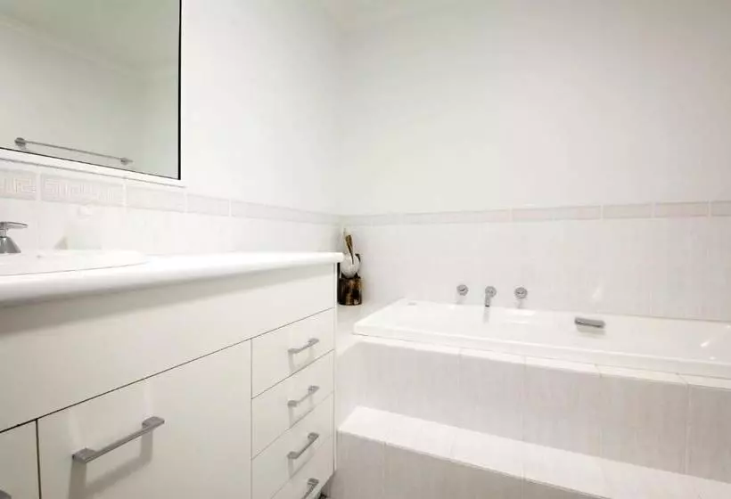 Moy At Nelson Bay, 2/30 Thurlow Avenue