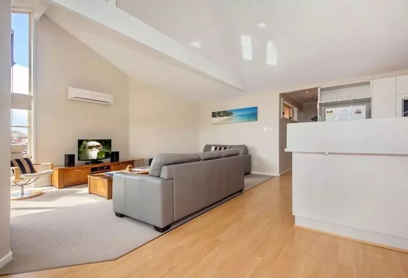 Moy At Nelson Bay, 2/30 Thurlow Avenue