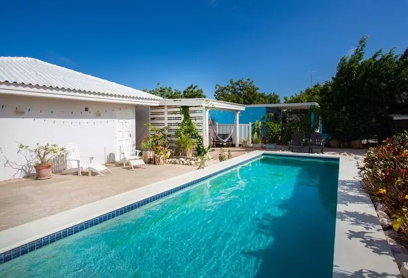 Tropical Breeze Apartments