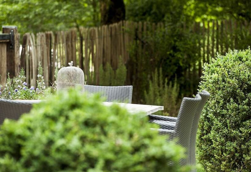 פנסיון Aux Couleurs D Esteil